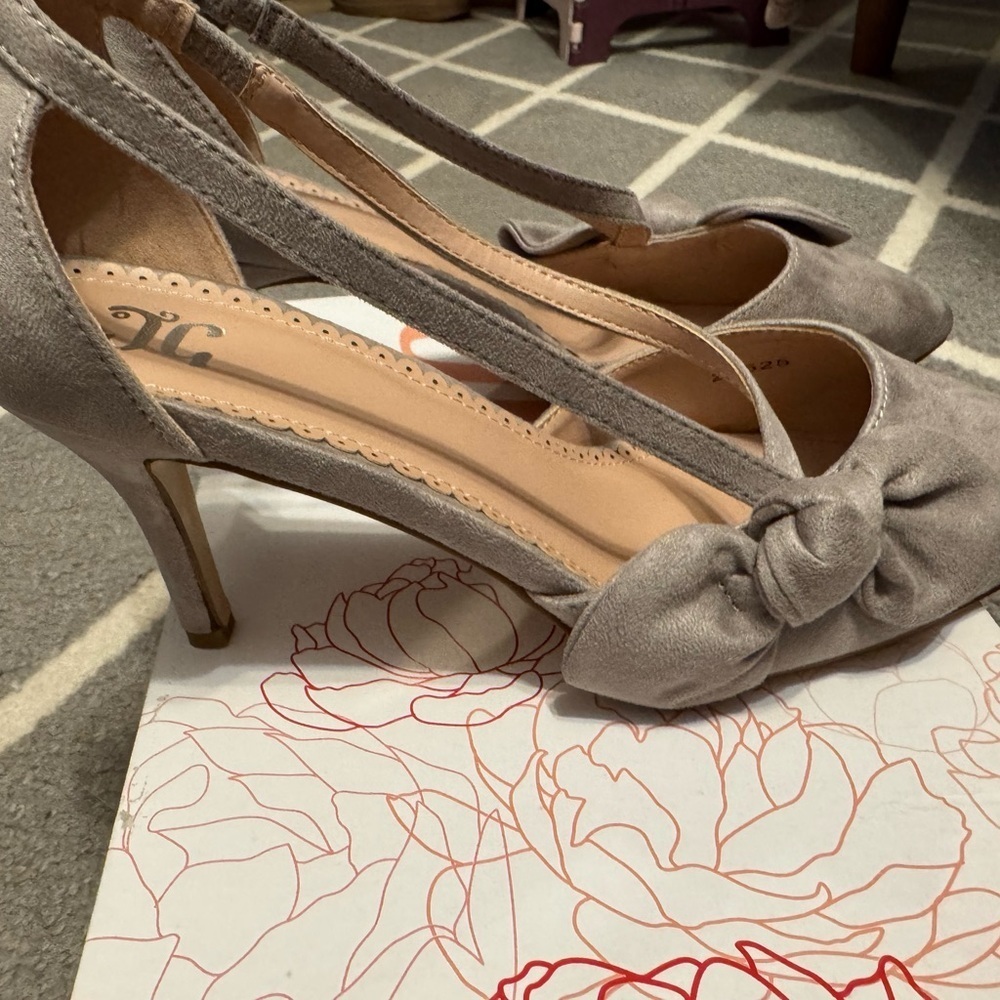 Women's Gray Bow Accent Heels New In Box - Picture 2 of 3